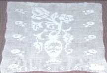 Fata de masa Vaza cu flori, lucrata manual din dantela macrame