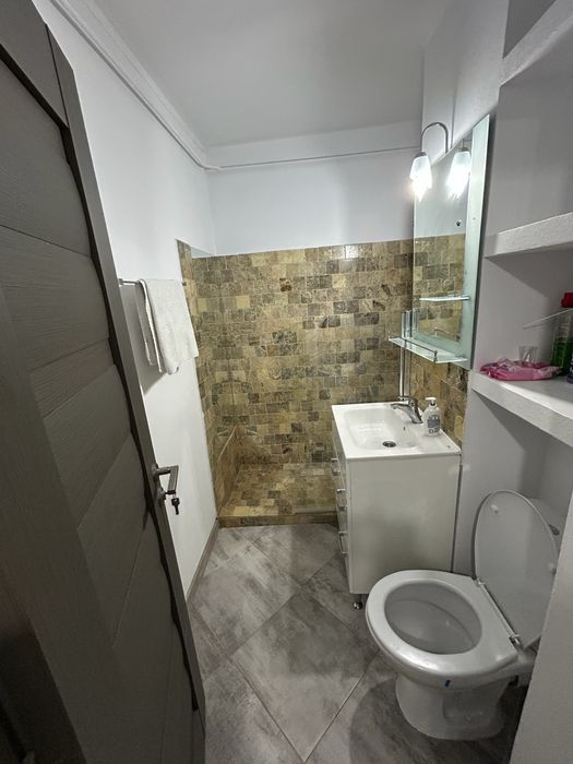 Inchiriez apartament zona Piata Traian/liceul Ion Barbu