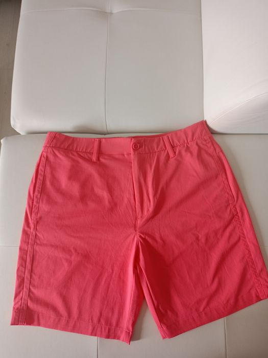 Vând bermude barbatesti Under Armour, produs de calitate.