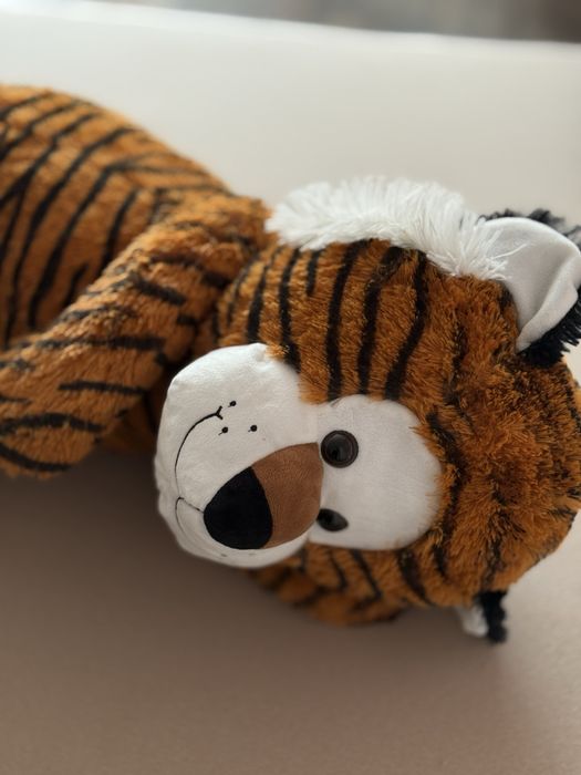 Огромен плюшен тигър