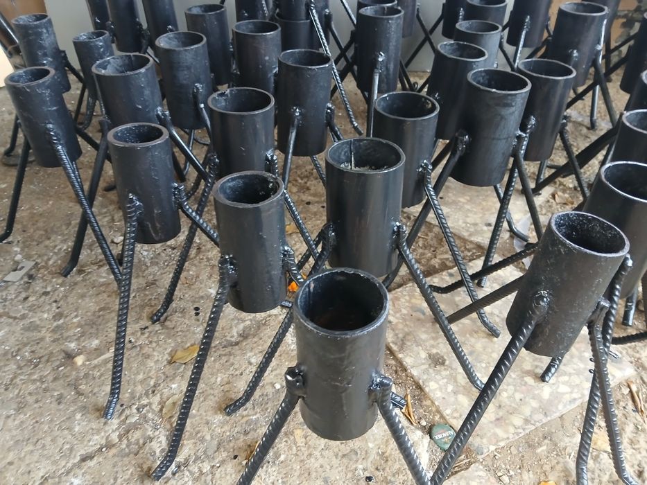 Vând suporți  de brazi