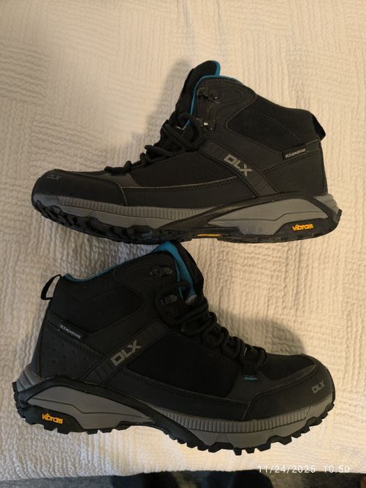 Vând Bocanci DLX cu membrană ,mărime 40 , talpă Vibram