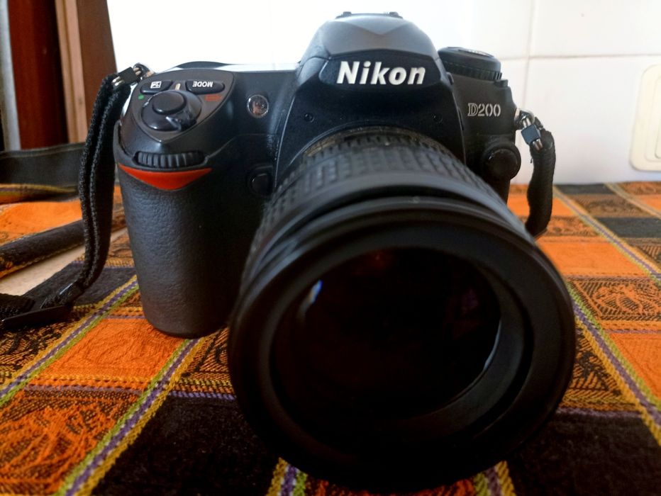 Цифровая зеркальная камера Nikon D200