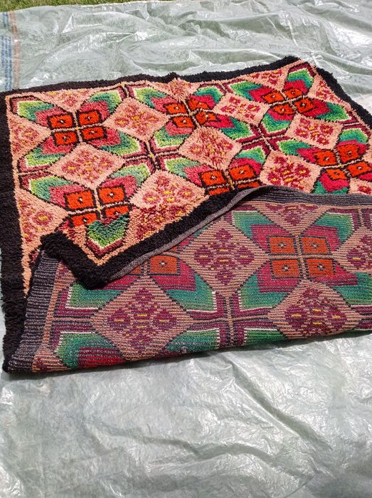 Изключително запазен вълнен цветен китеник, размери 190 см на 160см