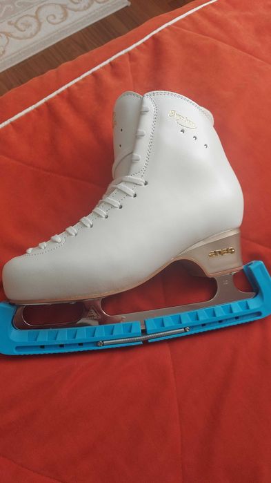 Фигурные коньки новые