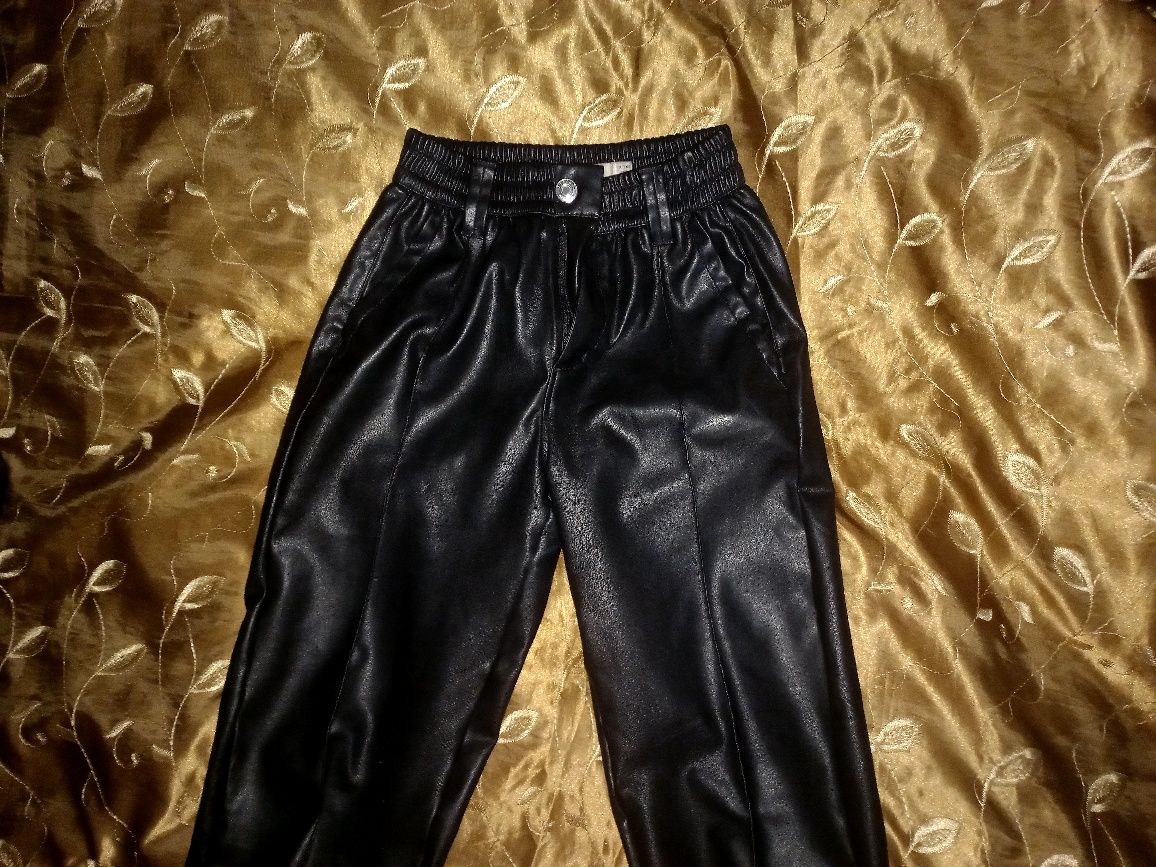 Pantaloni imitație de piele -Bershka