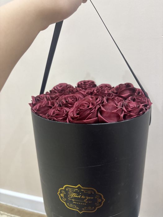 Коробка с искусственными розами (Жасанды раушан гүлдері қорапта)