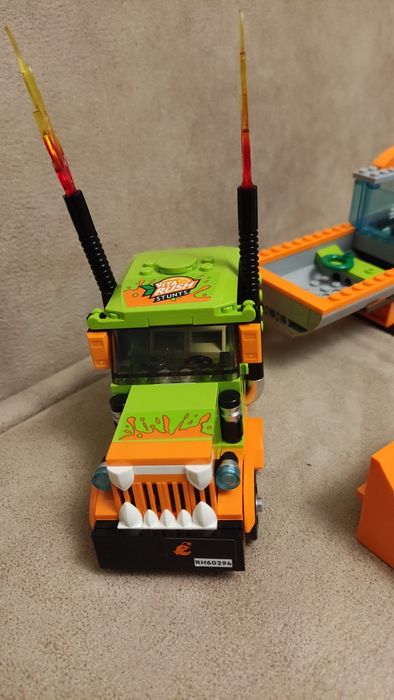 LEGO City Stunt 60294 - Камион за каскади