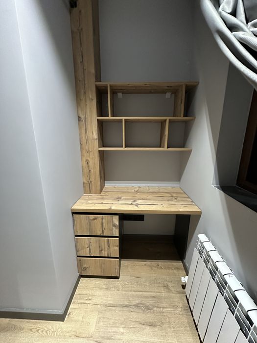 Зеркало, две тумбочки плюс полочки