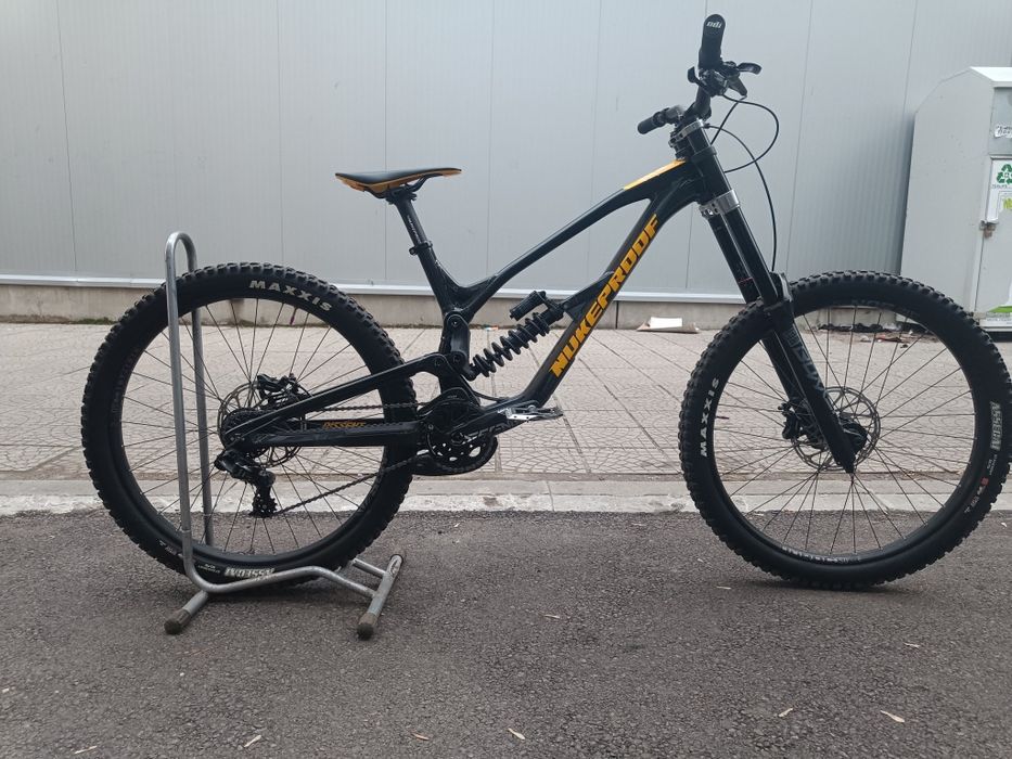 Nukeproof dissent 275 comp downhill, enduro