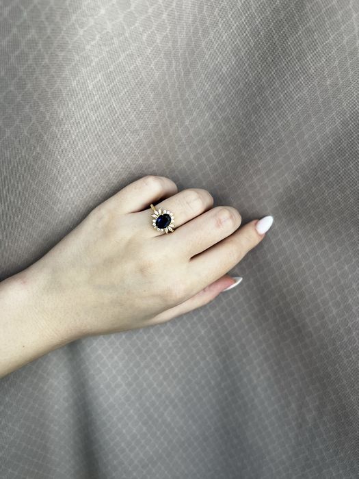 Inel elegant cu safir albastru si zirconii- argint 925 placat cu aur