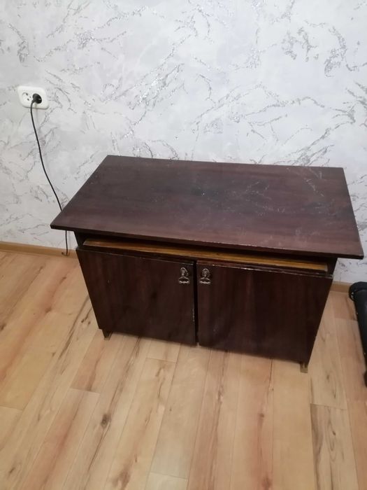 Отдам даром тумбу,туфли...