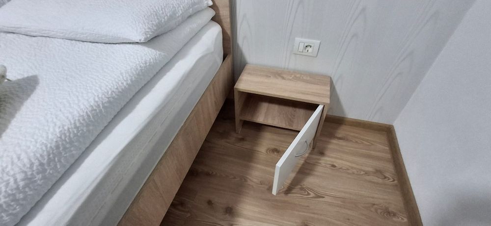 Pat matrimonial cu noptiere și saltea