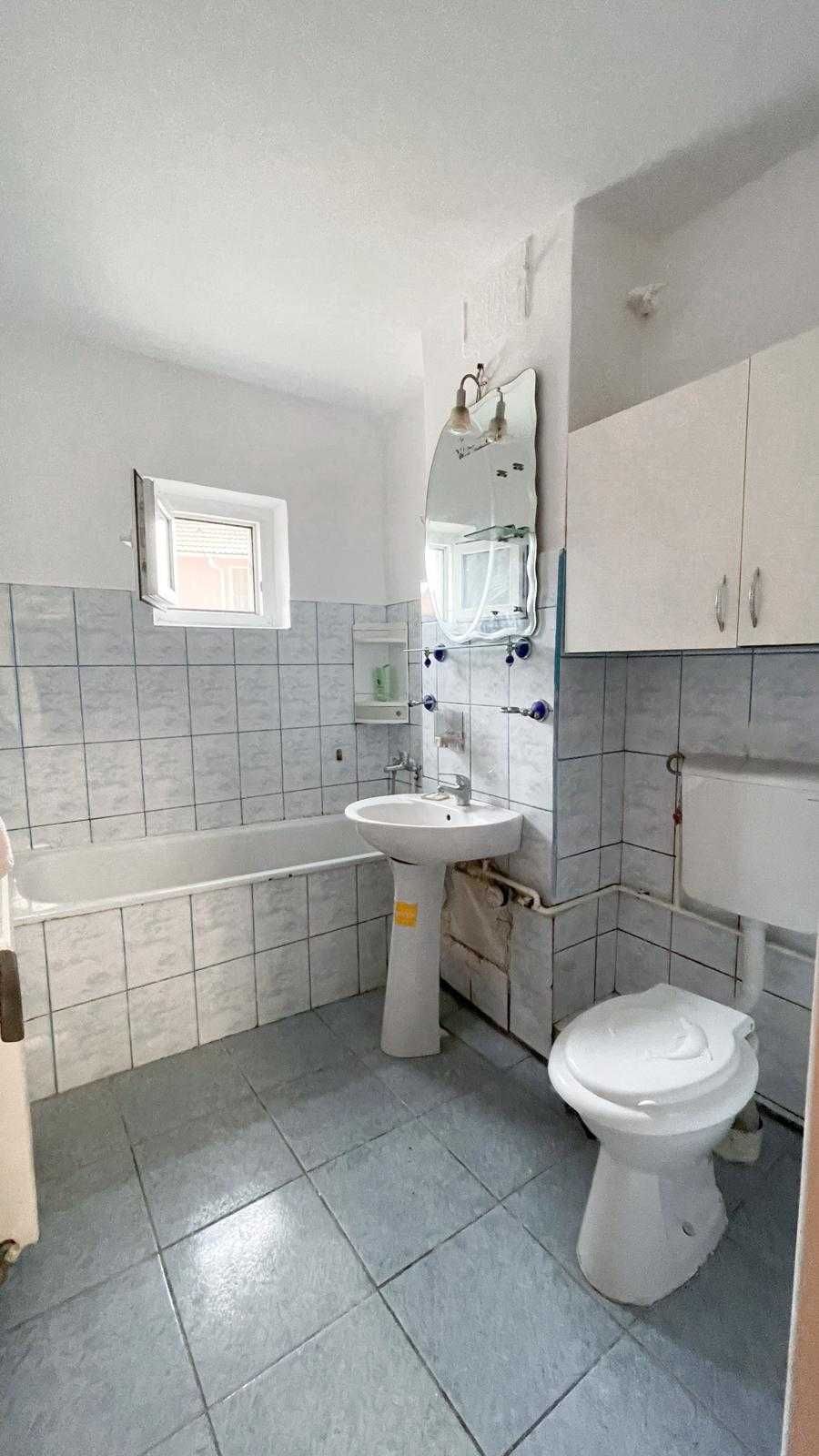Apartament 2 camere, Timișorii 110 decomandat, la parter.