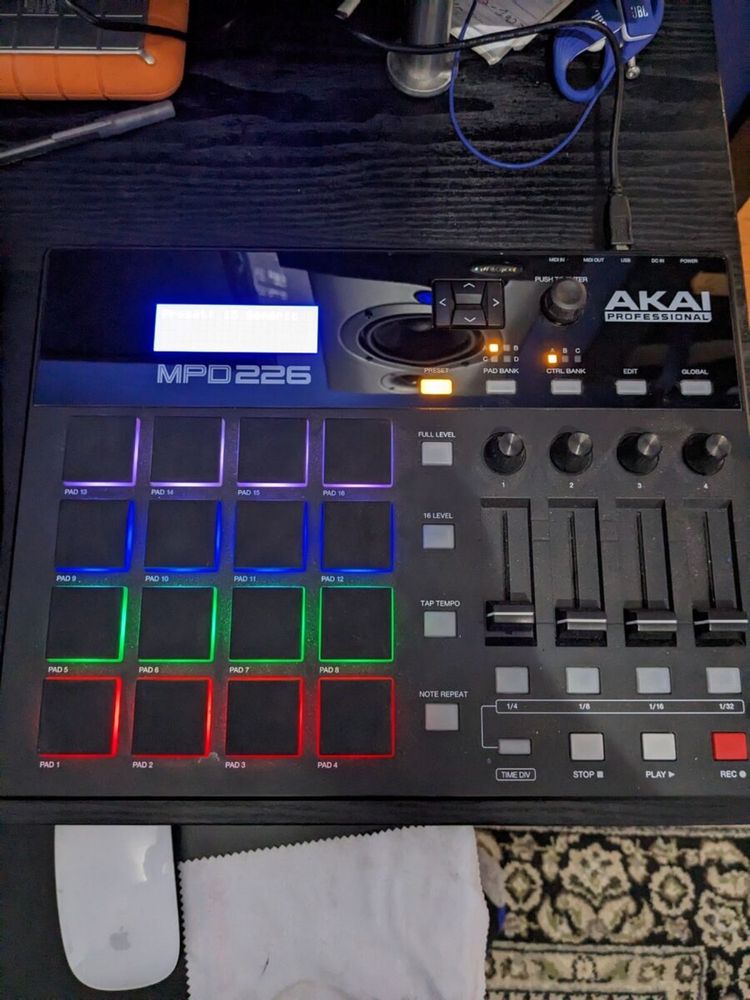 MIDI контроллер AKAI MPD 226