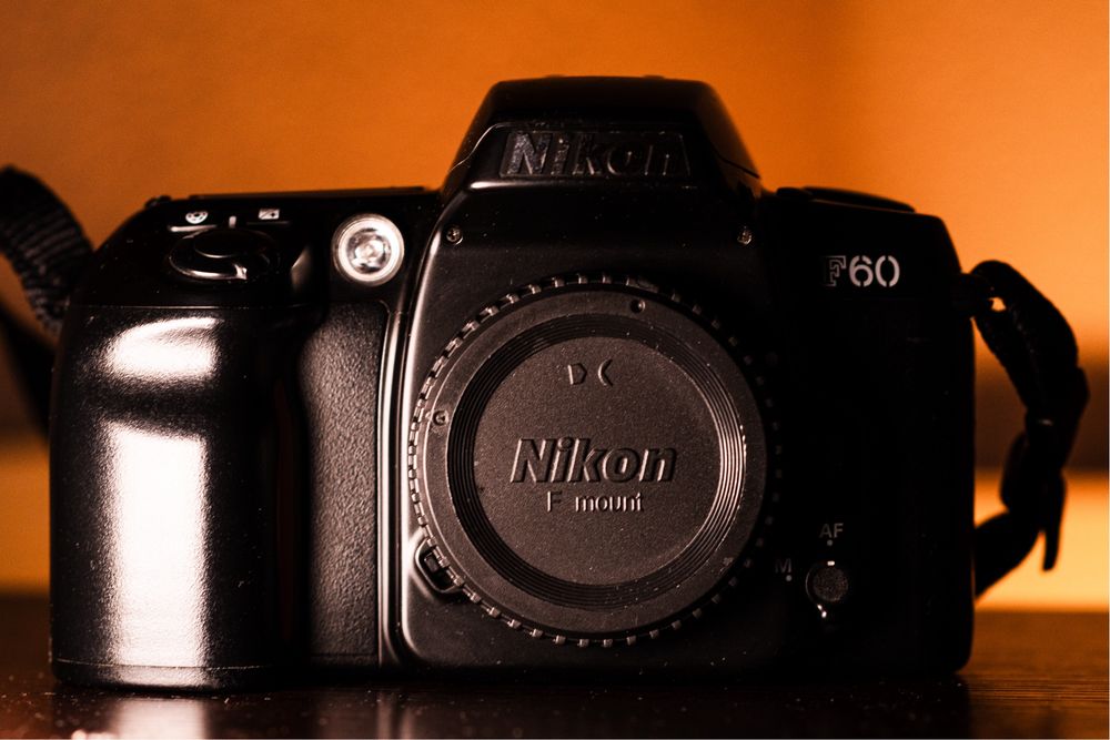 Nikon F60 филмово тяло 35мм / лентов фотоапарат