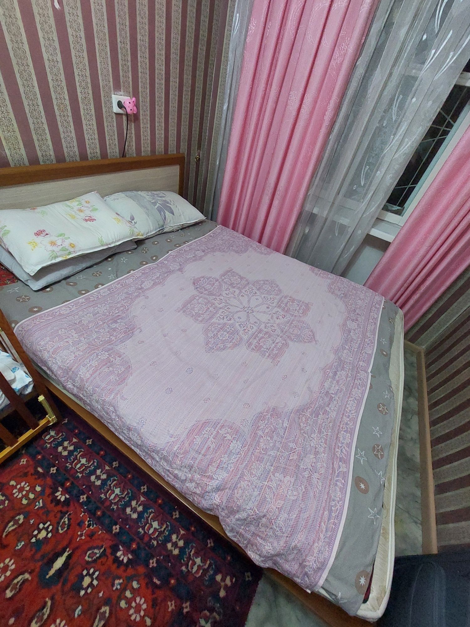 Продаётся двуспальная кровать