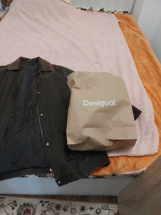 Vand rochii , geci si pantaloni .Aproape noi !