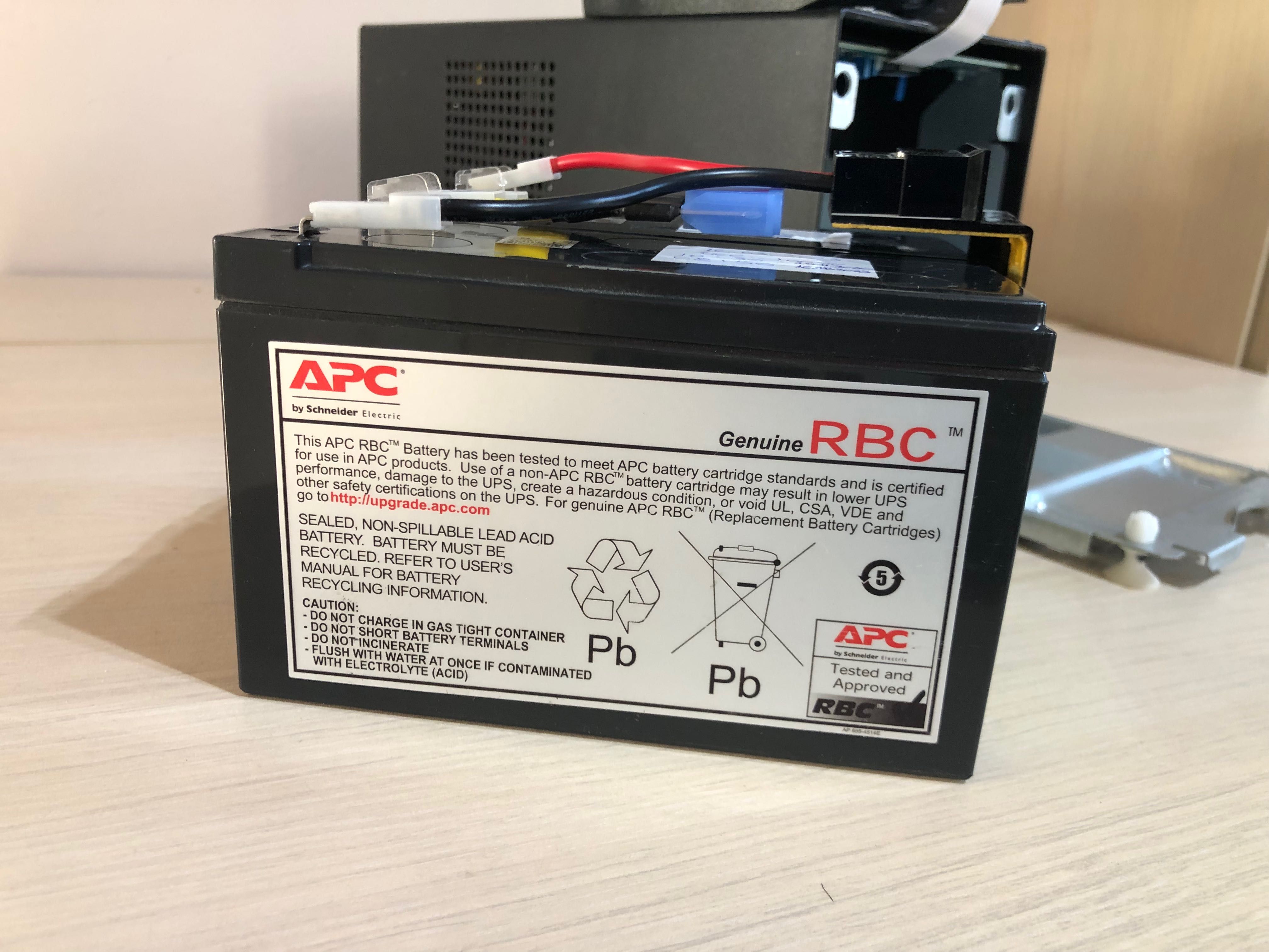 APC Smart-UPS 750VA USB Serial Port 230V AVR unda sinusoida pura