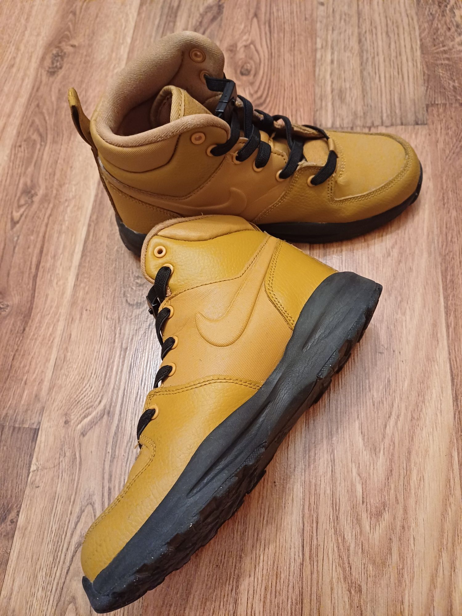 Gheata Nike Manoa