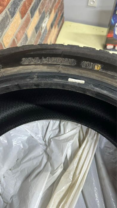 Резина новое шиповоная  255/45/R20 отличном состояние !