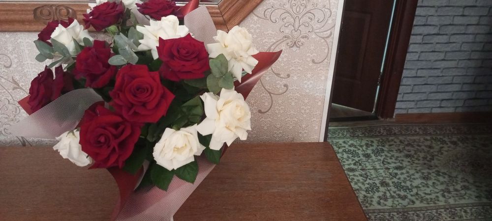 Цветы розы продам два букета