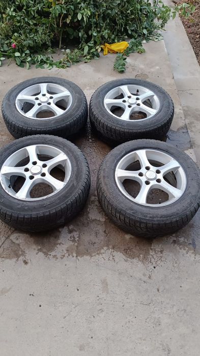 Зимние шины с титанками размер 205/65/15 шины в хорошем состоянии