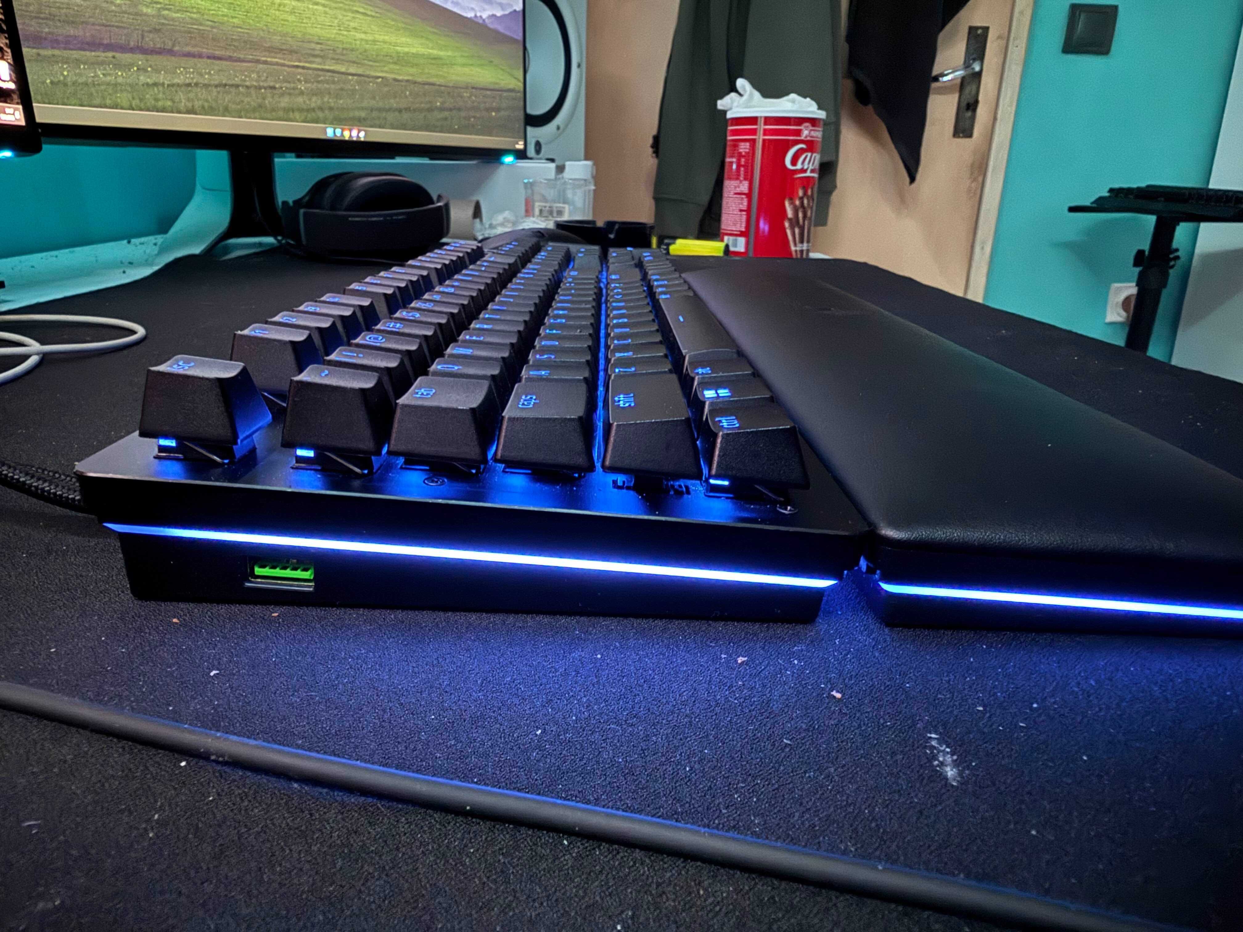 Razer Huntsman V2 Analog, RGB, черна