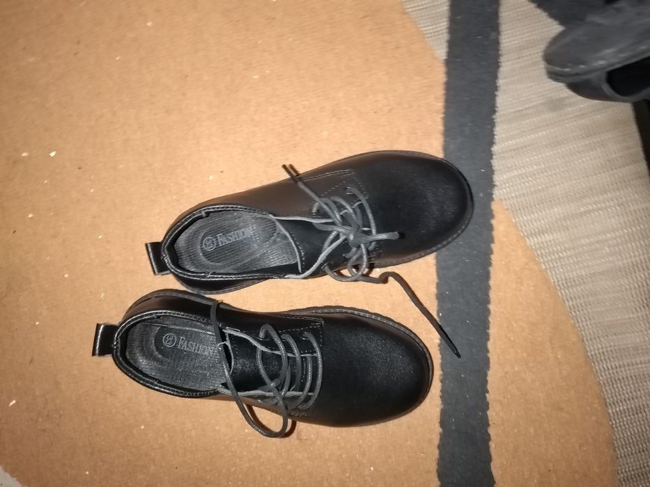 Обувки  чисто нови