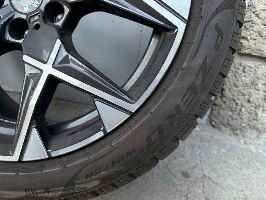 Гуми с оригинални 19 цолови джанти за BMW