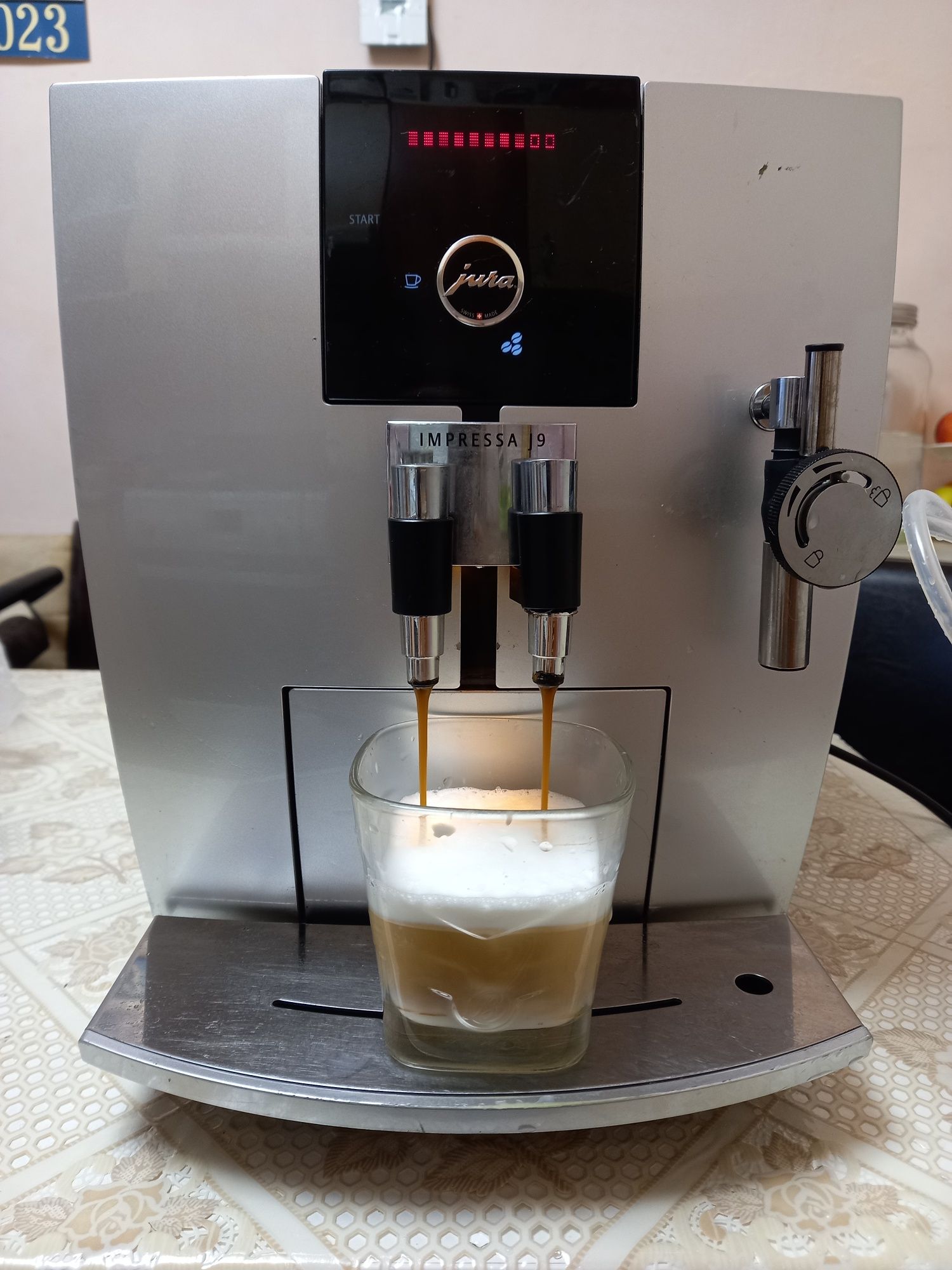 Vând aparat de cafea Jura Impressa J7
