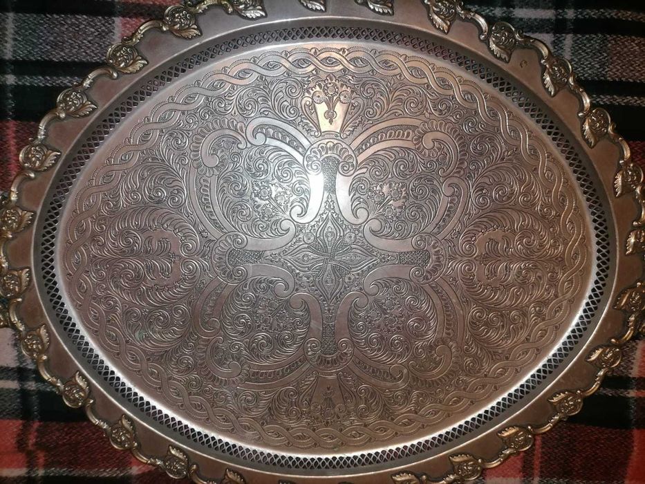Tava alpaca argintat 87 x 60 x 23 cm gravata manual in Maroc anii '80