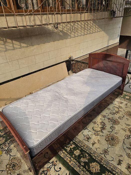 Срочно продам кроват хорошем состоянии матрас ортопедский.