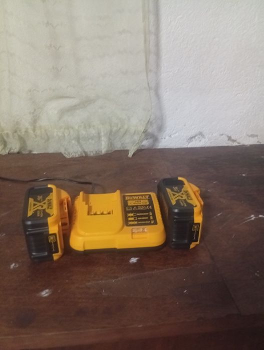 Зарядно със две батерии работят перфектно