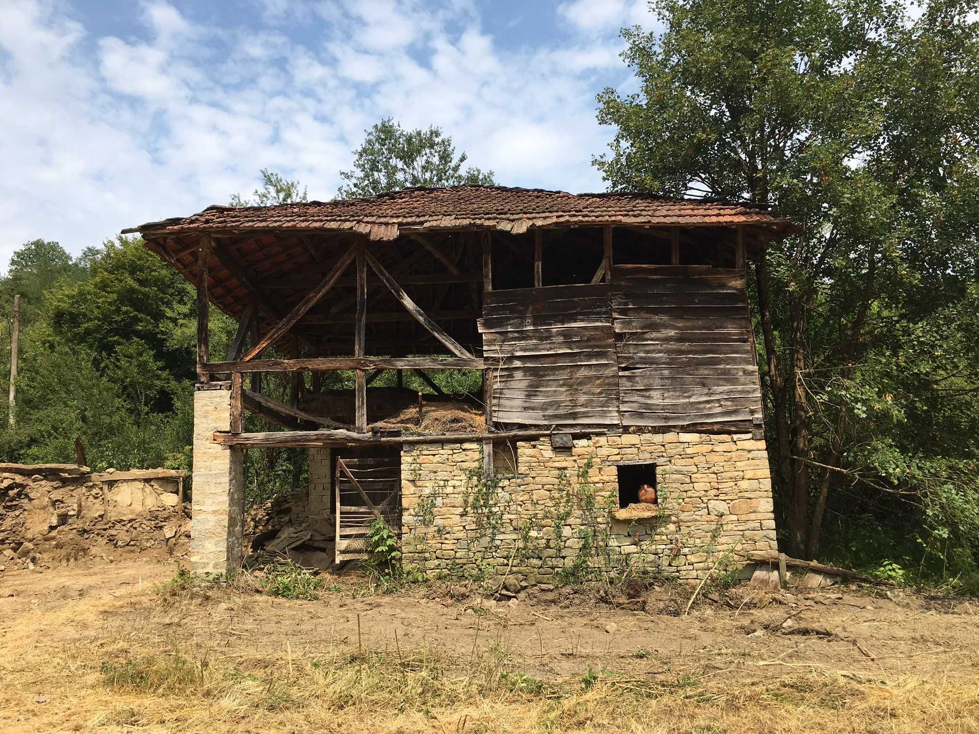 Имот в регулация - 3 500 кв. м. с постройка, геран, ток и вода