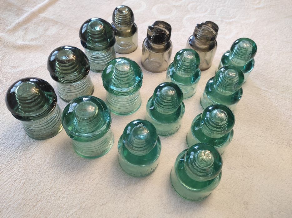 Izolatori vechi din sticla