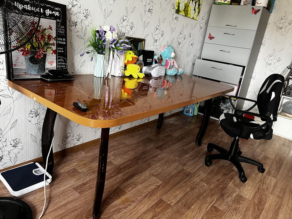 Стол дубовый продаем