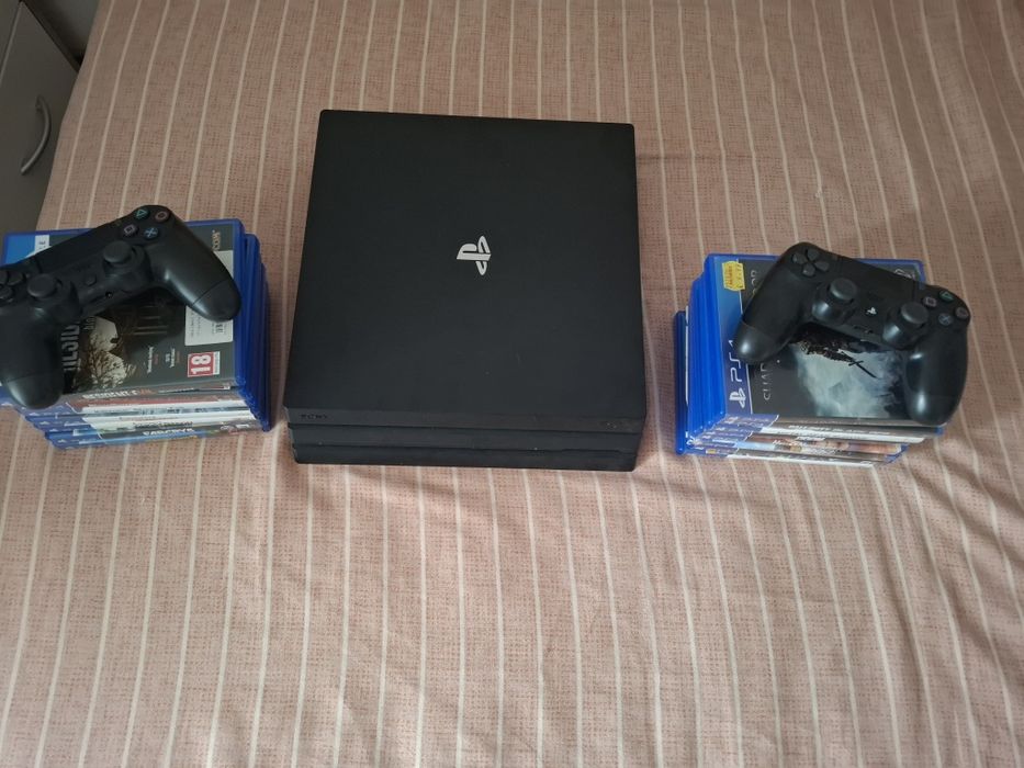 Vând ps4 pro 1tb 1100 lei