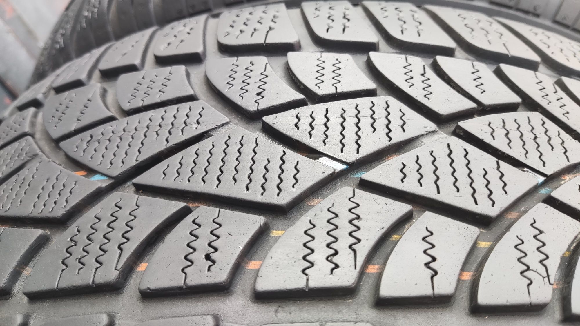 4бр зимни гуми 225/45/17 Dunlop Winter Sport, runflat 
dot21
6.8mm
Доб
