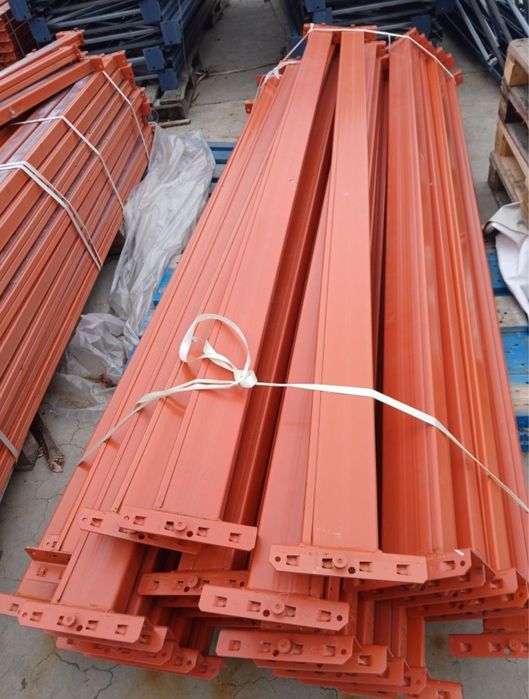 Stoc de rafturi metalice in stoc