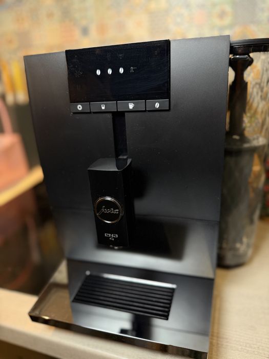 Кафемашина- кафеавтомат Jura Ena 4 с подарък 1кг кафе Lavazza