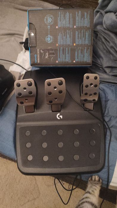 Vând volan cu 3 pedale aluminiu