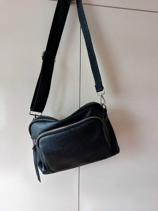 Малка черна чанта