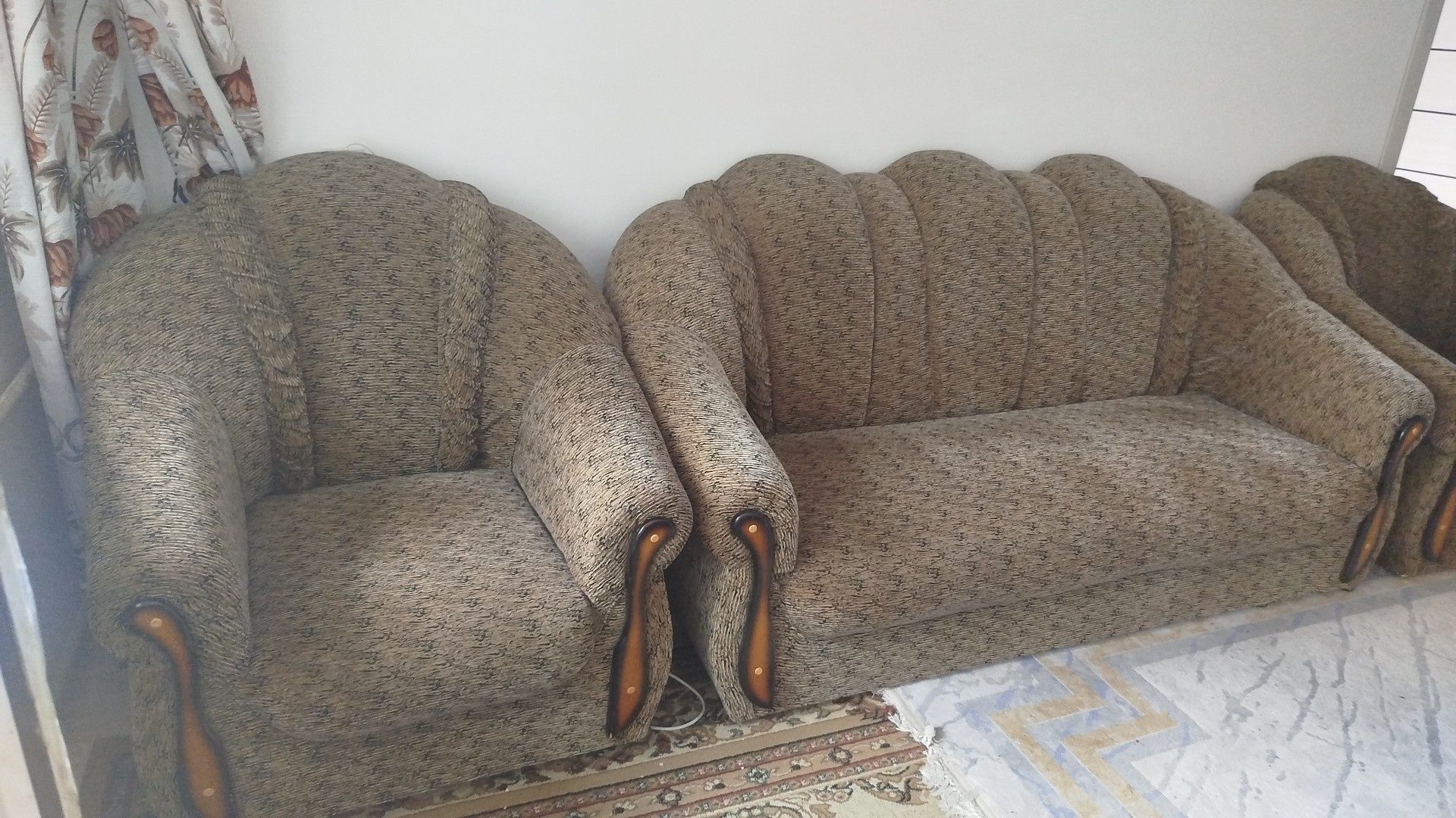 Продаётся диван с двумя креслами