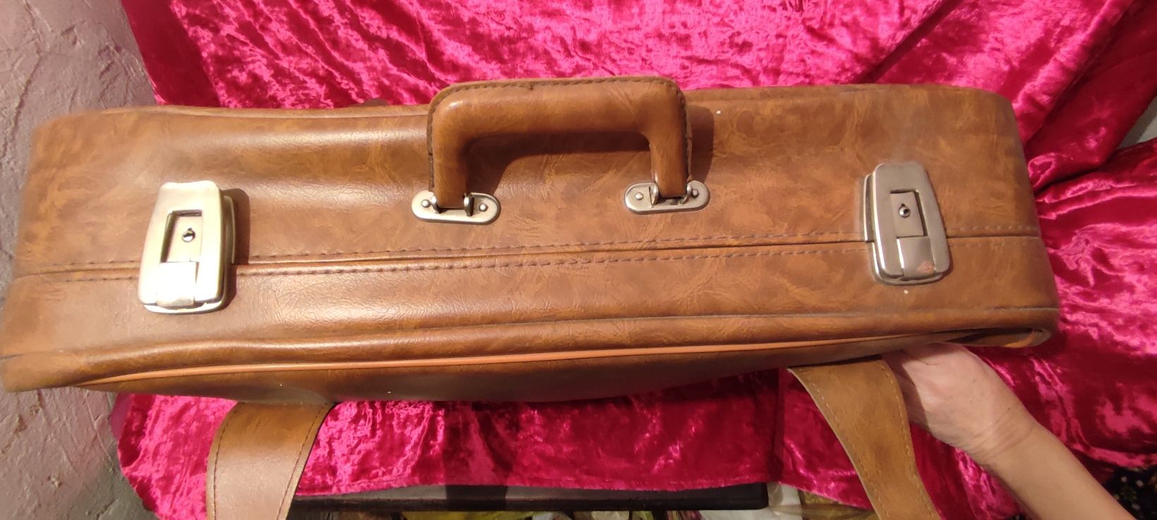 Продам чемодан кожаный
