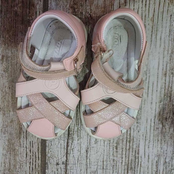 Бебешки сандали. Три модела - отоврени,полуотворени и затворени.