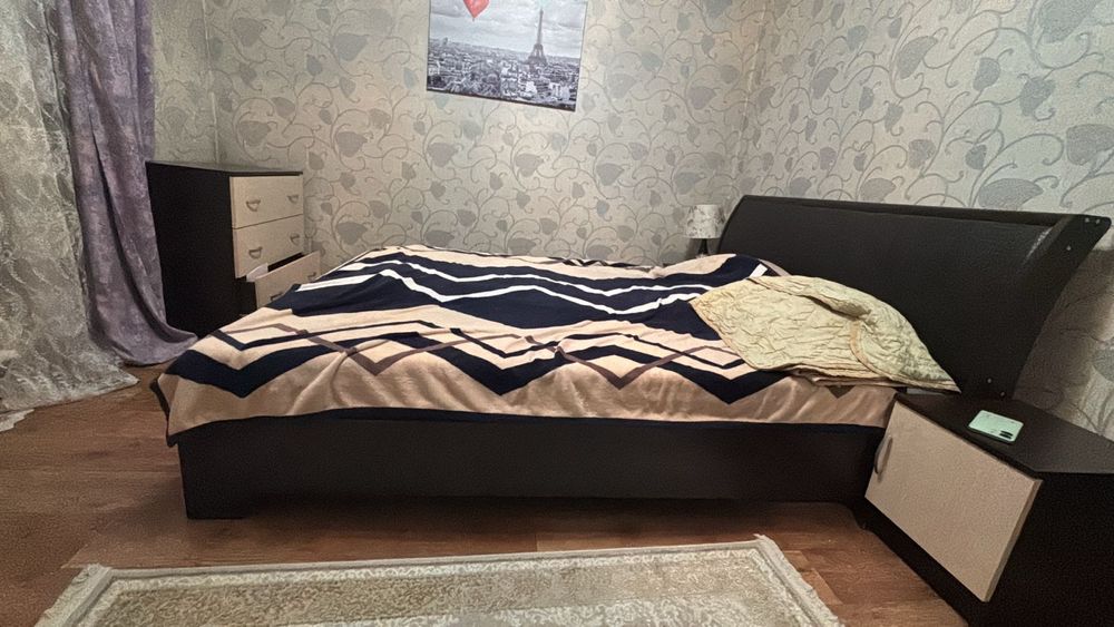 Продам двухспальную кровать с матрасом