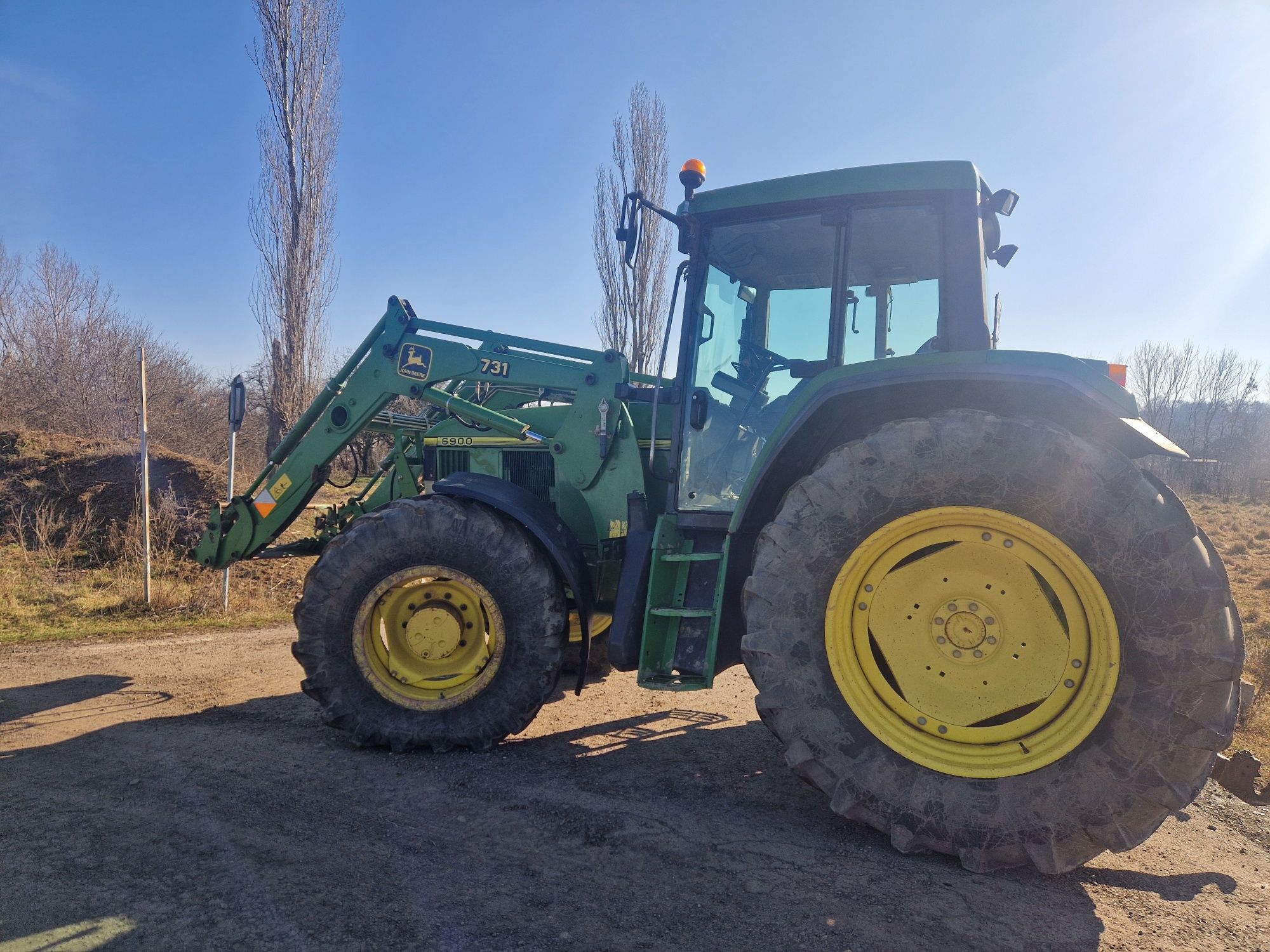 John Deere 6900 cu încărcător frontal