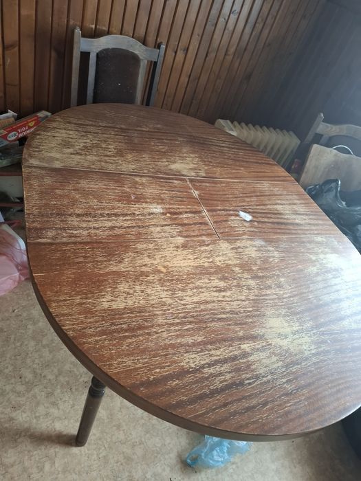 Подарявам  разтегателна дървена трапезарна маса със струговани  крака