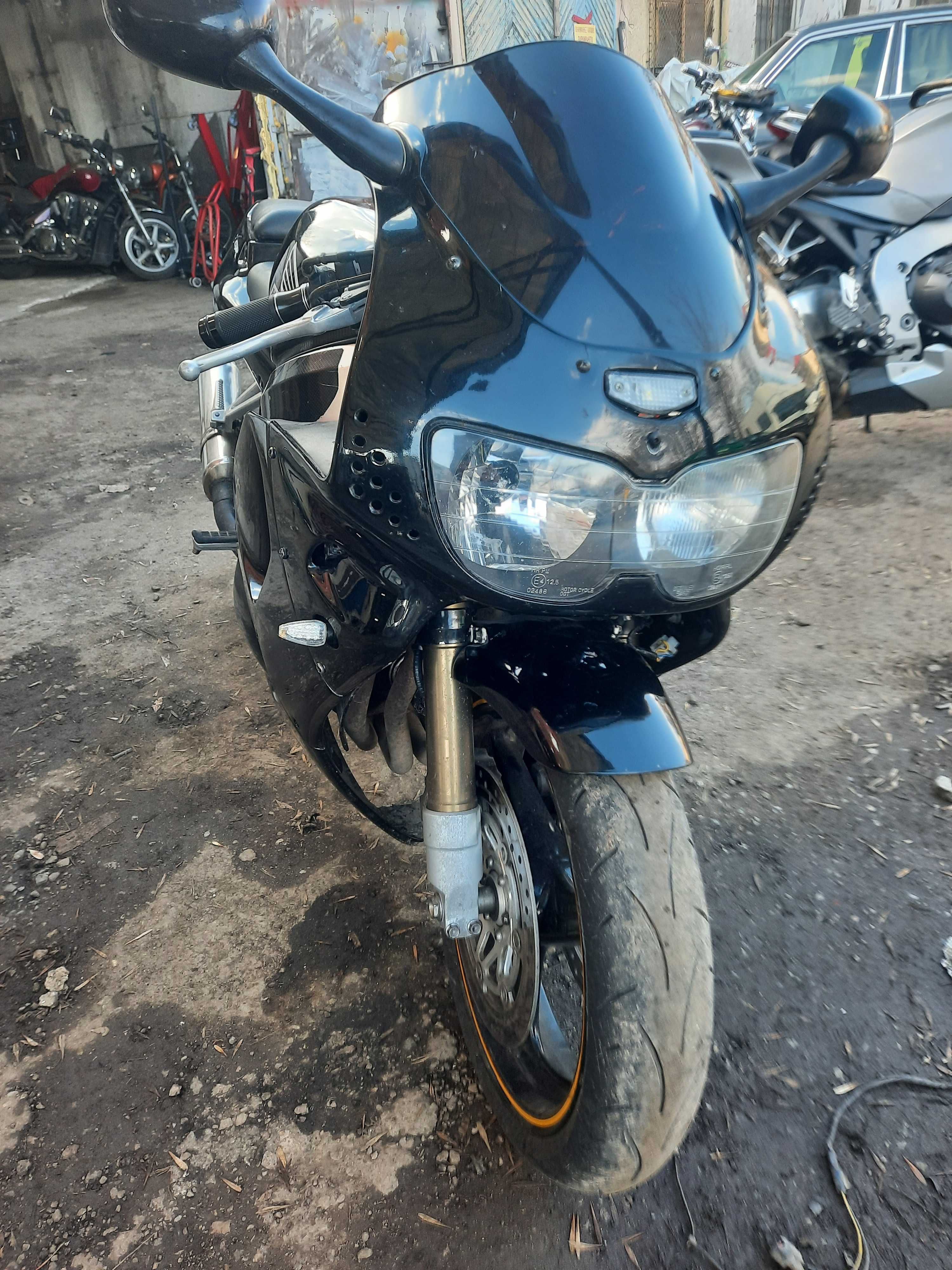 На части Honda CBR900 и F4 в движение.